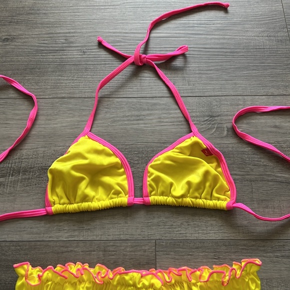 Bikinis - Picture 3 of 7